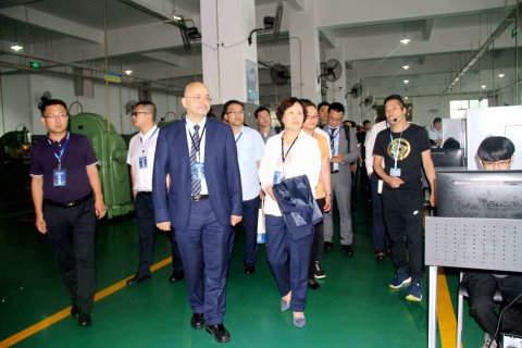 区政府领导携长城汽车配套商一行莅临学校参观